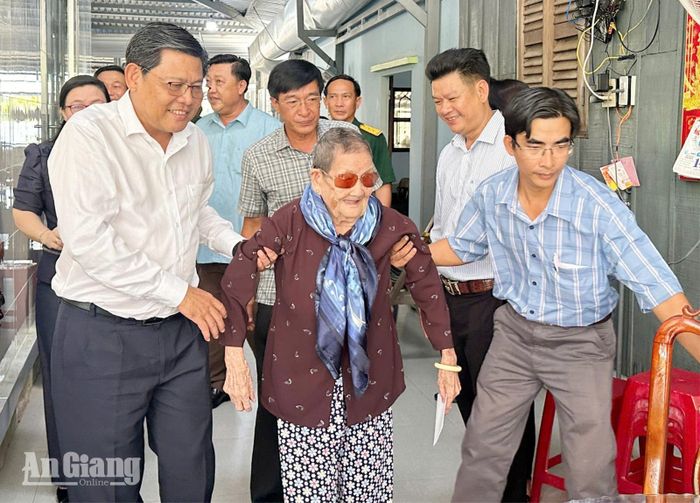 Phó Chủ tịch UBND tỉnh An Giang Ngô Công Thức (bìa trái) cùng đoàn công tác thăm Mẹ Việt Nam anh hùng Nguyễn Thị Đào.
