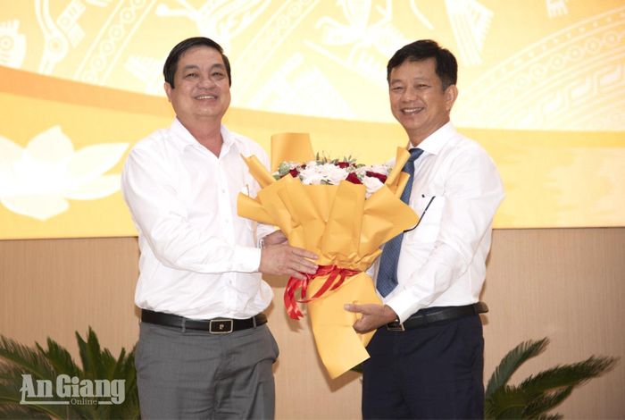 Lãnh đạo UBND tỉnh An Giang và UBND tỉnh Cà Mau tặng hoa chúc mừng ông Trần Văn Phước.