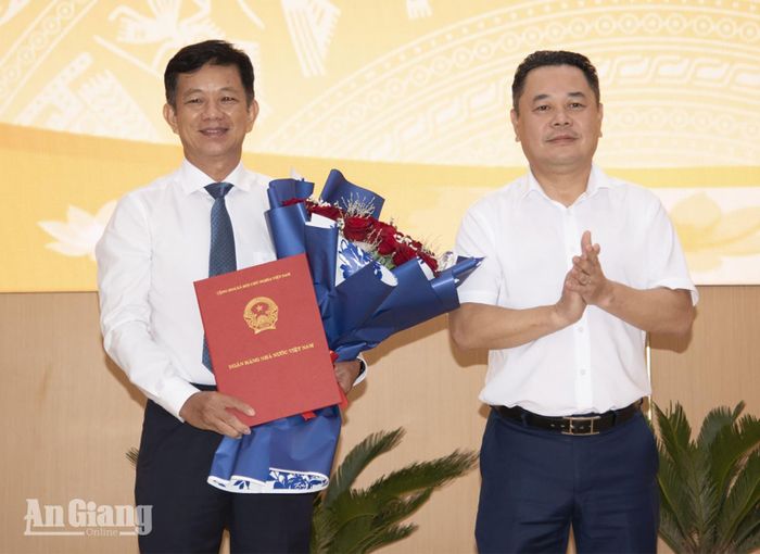 Phó Thống đốc Ngân hàng Nhà nước Việt Nam Nguyễn Ngọc Cảnh trao quyết định bổ nhiệm ông Trần Văn Phước giữ chức Giám đốc Ngân hàng Nhà nước chi nhánh Khu vực 15.