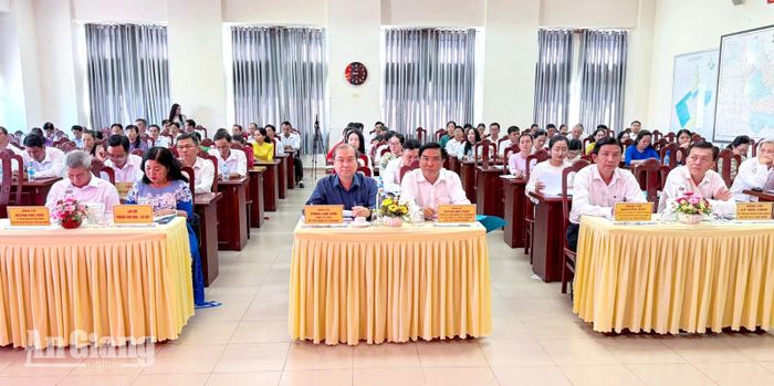 Các đại biểu tham dự hội nghị.