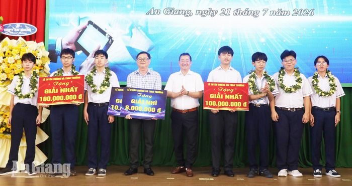 Khen thưởng đội tuyển, giáo viên hướng dẫn đội tuyển đoạt giải nhất cuộc thi Robotics for Good Youth Challenge quốc gia và Ban Giám hiệu Trường THPT chuyên Huỳnh Mẫn Đạt.