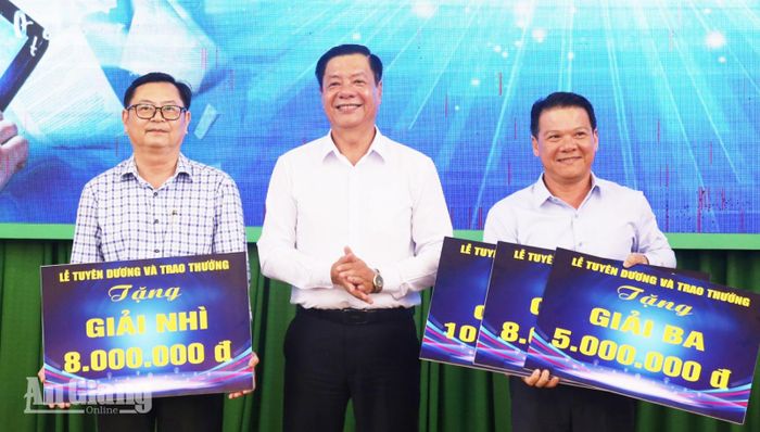 Khen thưởng Ban Giám hiệu Trường THPT chuyên Huỳnh Mẫn Đạt và Trường Trung cấp An Giang 1 vì có học sinh đoạt giải cao tại cuộc thi “Học sinh, sinh viên với ý tưởng khởi nghiệp” quốc gia lần thứ VIII - năm 2026.