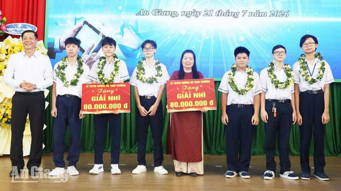 Khen thưởng đội tuyển Trường THPT chuyên Huỳnh Mẫn Đạt và giáo viên hướng dẫn đội tuyển đoạt giải nhì cuộc thi Robotics for Good Youth Challenge quốc gia.