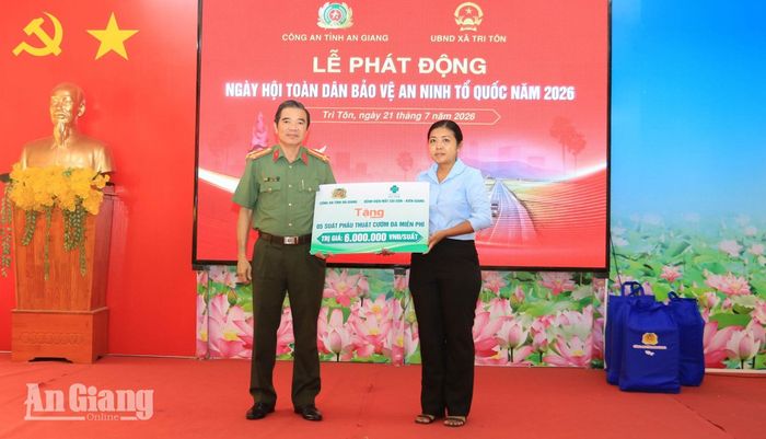 Đại tá Lê Văn Quý, Phó Giám đốc Công an tỉnh An Giang trao bảng tượng trưng tặng 5 suất mổ mắt (cườm đá) miễn phí.