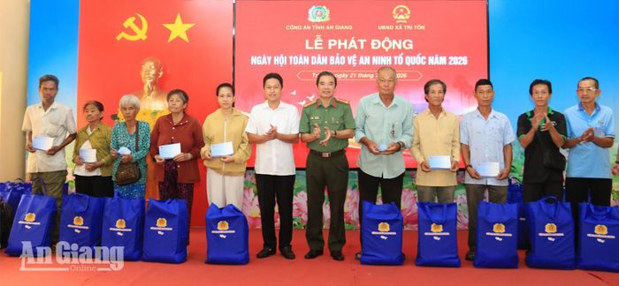 Ban tổ chức tặng quà cho các hộ nghèo, cận nghèo.