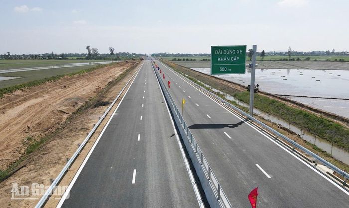 Dự án cao tốc Châu Đốc - Cần Thơ - Sóc Trăng. Ảnh: LÊ TRUNG HIẾU