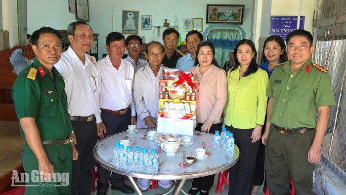 Phó Chủ tịch Thường trực HĐND tỉnh An Giang Lê Hồng Thắm cùng đoàn công tác thăm, tặng quà ông Phạm Thái Hoàng. Ảnh: Cộng tác viên