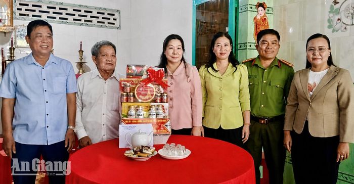 Phó Chủ tịch Thường trực HĐND tỉnh An Giang Lê Hồng Thắm cùng đoàn công tác thăm, tặng quà ông Lê Văn Dũng. Ảnh: Cộng tác viên