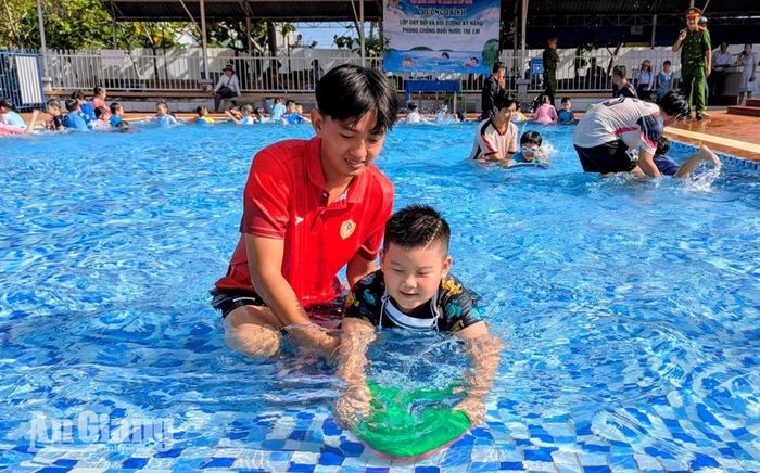 Cán bộ, chiến sĩ hướng dẫn học sinh kỹ năng bơi.