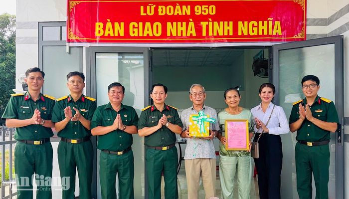 Lữ đoàn 950 (Quân khu 9) phối hợp UBND đặc khu Phú Quốc bàn giao nhà tình nghĩa cho bà Võ Thị Thâu.