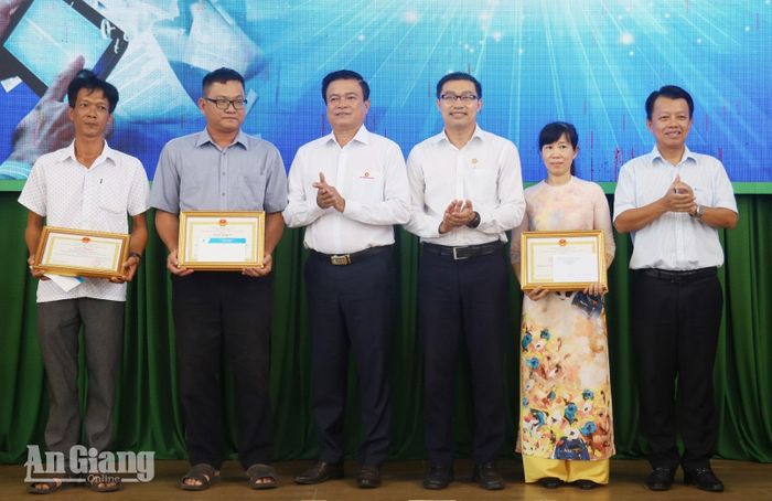 Trao giải ba cho các tác giả, nhóm tác giả.