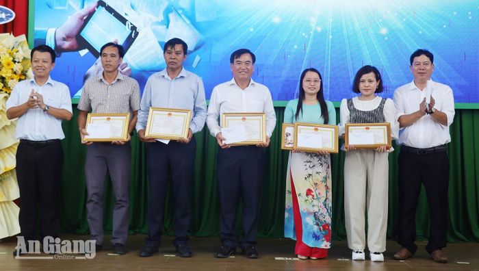 Tác giả nhận giải cộng đồng bình chọn yêu thích nhất.