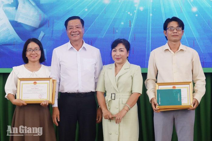 Trao giải ba cho các tác giả.