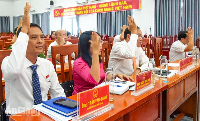 Đại biểu HĐND xã Vĩnh Thuận biểu quyết thông qua dự thảo nghị quyết theo nội dung trình kỳ họp.