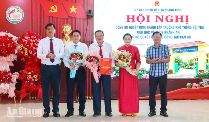 Lãnh đạo xã Khánh Bình trao quyết định thành lập Trường Phổ thông nội trú Tiểu học và THCS Khánh An.