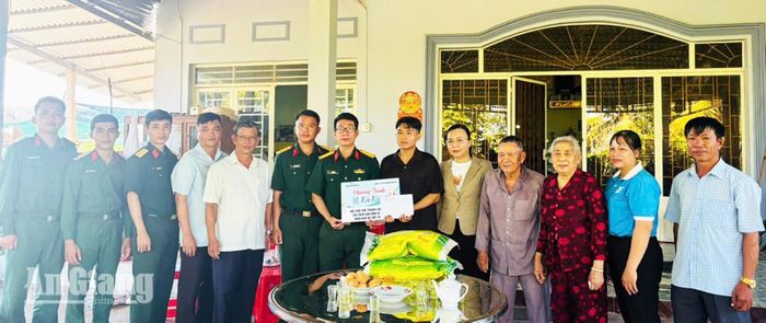 Trao tiền hỗ trợ em Phan Long Khải từ chương trình “Mẹ đỡ đầu - Kết nối yêu thương”. Ảnh: Kiều Nương