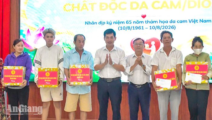 Tặng quà cho nạn nhân chất độc da cam và trẻ em khuyết tật trên địa bàn xã Vĩnh Thuận.
