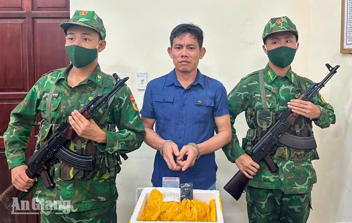 Đối tượng Nguyễn Văn Mây Út và tang vật.