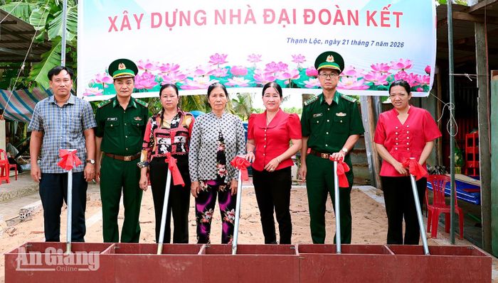 Lãnh đạo Ban Chỉ huy Bộ đội Biên phòng tỉnh An Giang và địa phương thực hiện nghi thức khởi công xây dựng nhà. Ảnh: Tuấn Kiệt