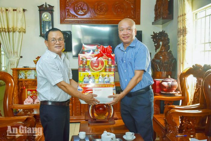 Đoàn công tác đến thăm, tặng quà cho người có công với cách mạng tiêu biểu tại phường Châu Đốc.