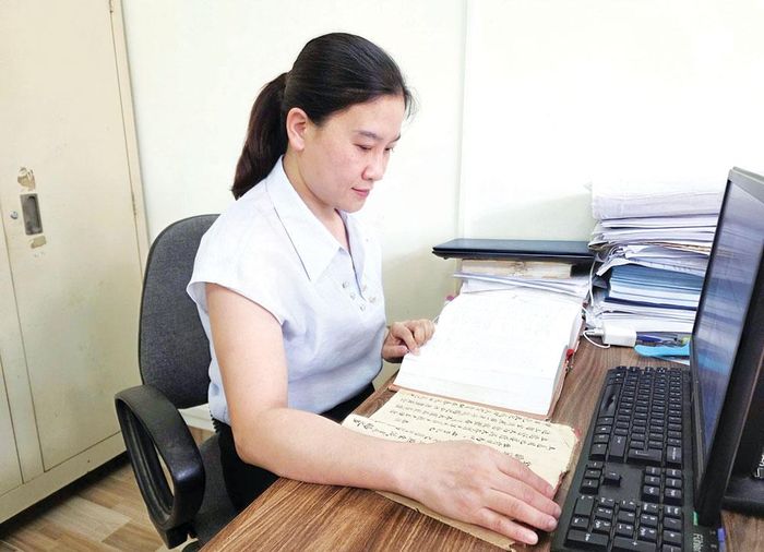 Chị Nguyễn Thị Châm, cán bộ Bảo tàng Bắc Ninh số 1 có 15 năm gắn bó với công việc nghiên cứu, dịch thuật văn tự Hán - Nôm.