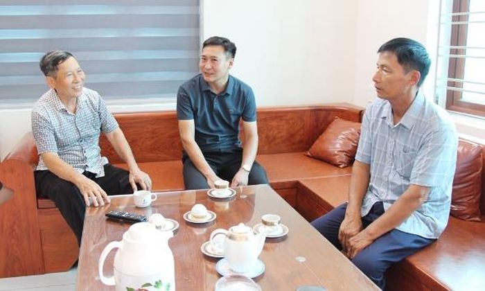 Cán bộ thôn Phú Dư nắm bắt nguyện vọng gia đình ông Nguyễn Thanh Phần khi giải phóng mặt bằng khu tái định cư.