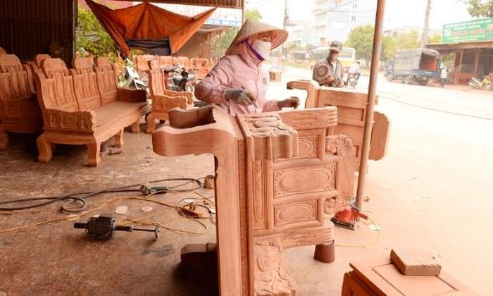 Người dân làng nghề Mộc Bãi Ổi sản xuất bàn ghế ngay vỉa hè Quốc lộ 31.