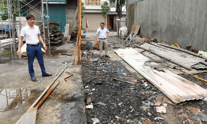 Điểm tập kết, sơ chế, phân loại đồ nhựa, dây điện và phế liệu của một hộ dân ở khu Phú Điền, phường Phù Khê xảy ra hỏa hoạn ngày 19/2/2026.