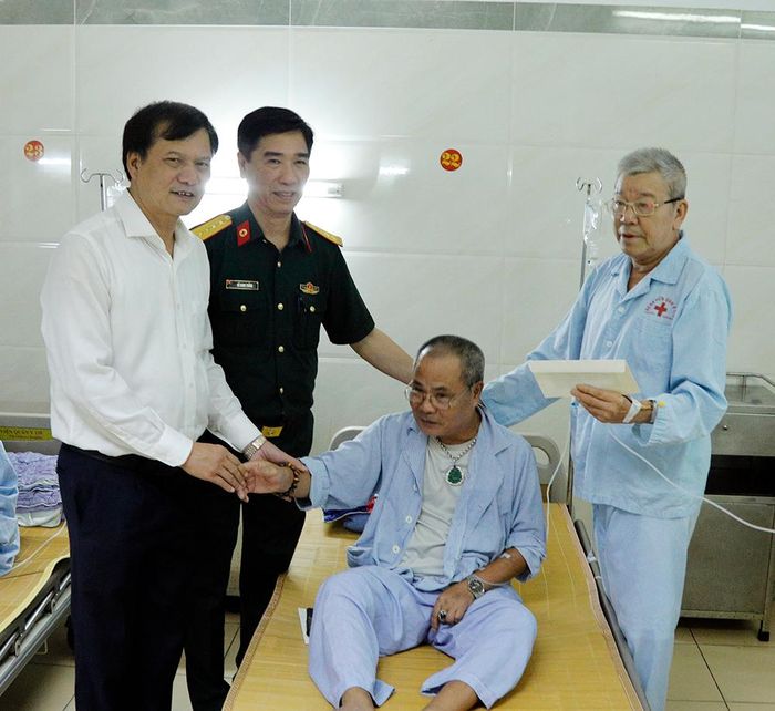 Đồng chí Tạ Đăng Đoan trao quà của Tỉnh ủy, HĐND, UBND, Ủy ban MTTQ tỉnh Bắc Ninh cho các thương binh, bệnh binh đang điều trị tại Bệnh viện.