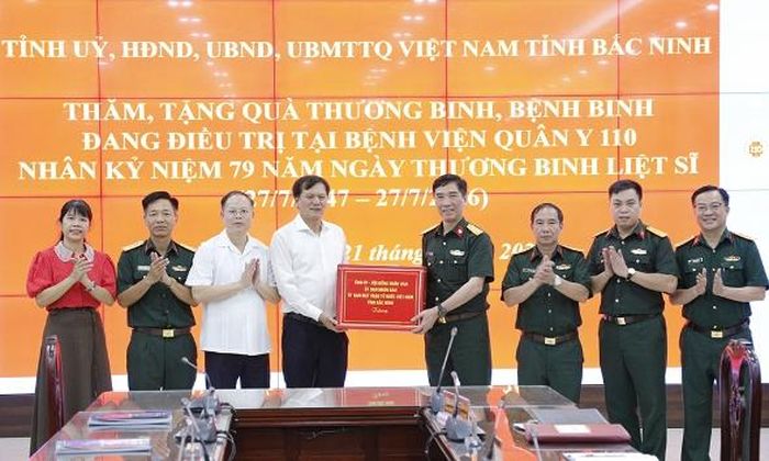 Đồng chí Tạ Đăng Đoan trao quà của Tỉnh ủy, HĐND, UBND, Ủy ban MTTQ tỉnh Bắc Ninh cho Bệnh viện Quân y 110.