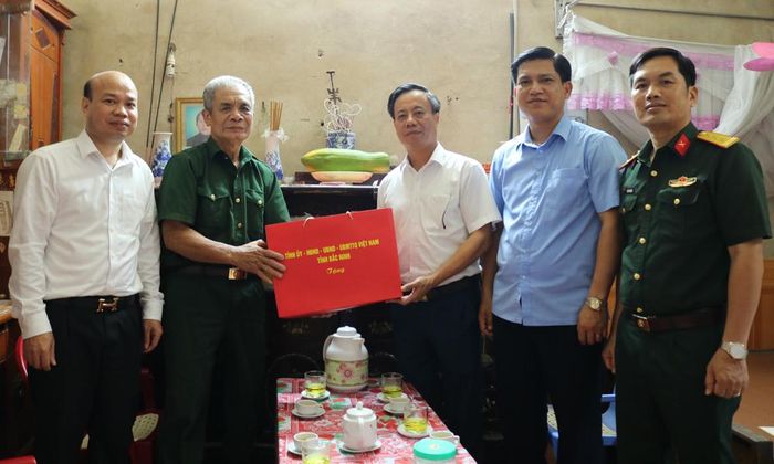 Đồng chí Đinh Đức Cảnh cùng lãnh đạo một số sở, ngành, địa phương thăm, tặng quà ông Lê Văn Quảng, nạn nhân chất độc hóa học ở tổ dân phố Ninh Khánh, phường Nếnh.