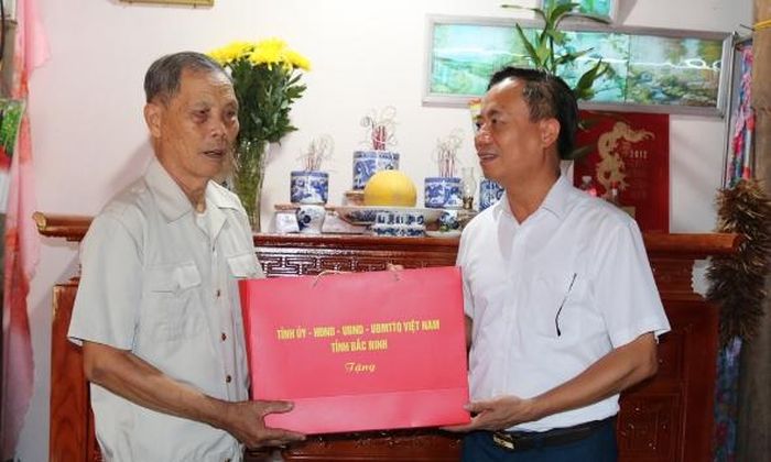 Chủ nhiệm Ủy ban Kiểm tra Tỉnh ủy Đinh Đức Cảnh thăm, tặng quà thương binh Đỗ Ngọc Thi ở tổ dân phố Yên Ninh, phường Nếnh.