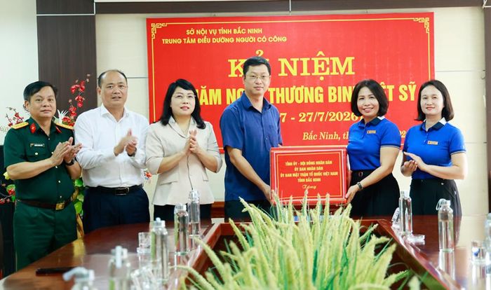 Đồng chí Trần Huy Phương trao tặng quà tại Trung tâm Điều dưỡng người có công Bắc Ninh.