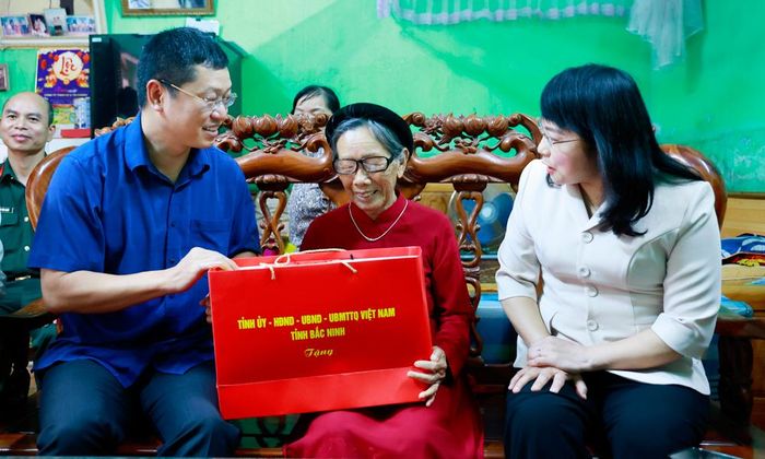Đồng chí Trần Huy Phương trao quà cho Mẹ Việt Nam Anh hùng Đồng Thị Tuyên.