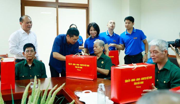 Đồng chí Trần Huy Phương trao quà cho các thương binh, bệnh binh tại Trung tâm Điều dưỡng người có công Bắc Ninh.