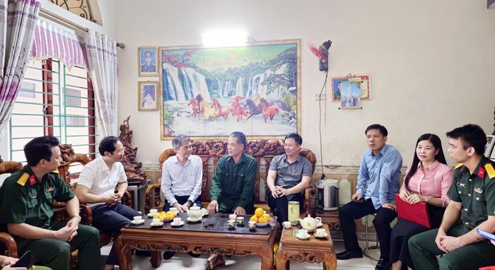 Đồng chí Vũ Minh Hiếu và các đồng chí trong đoàn công tác hỏi thăm sức khỏe, động viên người có công tại xã Trường Sơn.