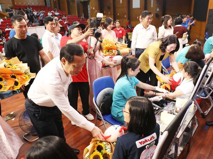 Các đồng chí: Nghiêm Xuân Hưởng, Trần Thị Vân tặng quà động viên người tham gia hiến máu tại ngày hội hưởng ứng chương trình "Hành trình đỏ".