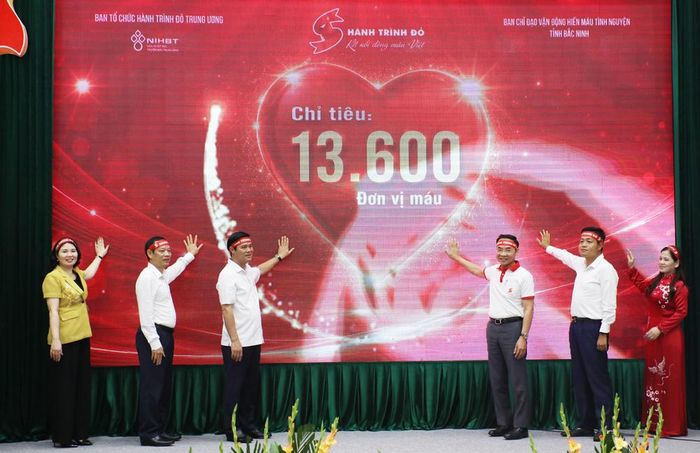 Các đồng chí lãnh đạo tỉnh và đại diện lãnh đạo Viện Huyết học - Truyền máu Trung ương, Hội Chữ thập đỏ tỉnh thực hiện nghi thức khai mạc chương trình.