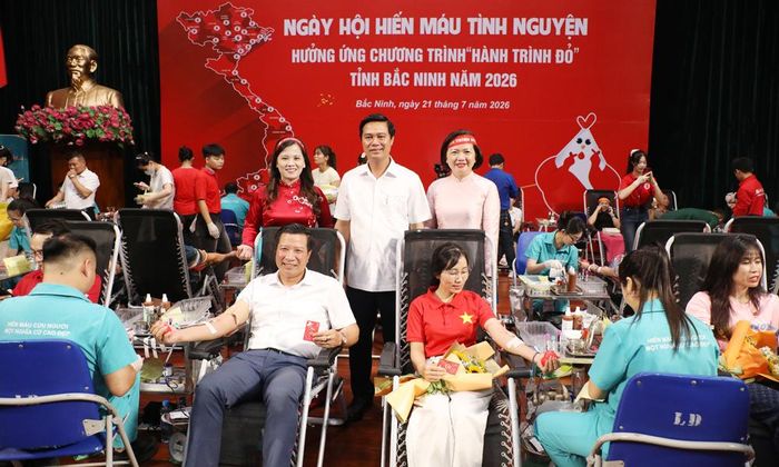 Đồng chí Lê Xuân Lợi và lãnh đạo Hội Chữ thập đỏ tỉnh động viên người tham gia hiến máu tình nguyện tại ngày hội hưởng ứng "Hành trình đỏ" năm nay.