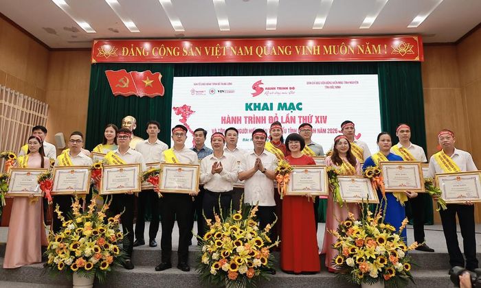 Các đồng chí: Lê Xuân Lợi, Nghiêm Xuân Hưởng trao Bằng khen của Chủ tịch UBND tỉnh cho các tập thể điển hình trong phong trào hiến máu tình nguyện năm 2026.