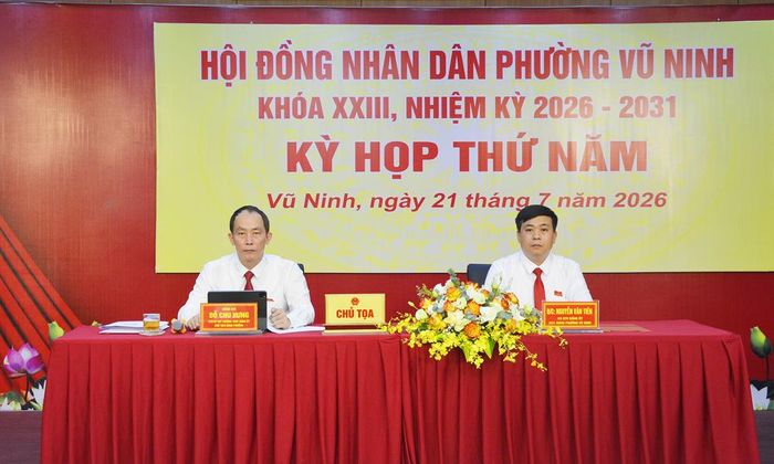 Các đồng chí chủ tọa kỳ họp.
