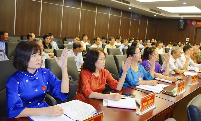 Các đại biểu thông qua nghị quyết liên quan công tác cán bộ của HĐND phường.
