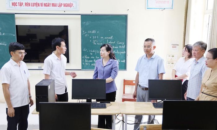 Đồng chí Nguyễn Thị Hà kiểm tra gói thầu mua sắm thiết bị bị thiệt hại do bão số 11 năm 2025 tại Trường Trung học cơ sở Đông Sơn.