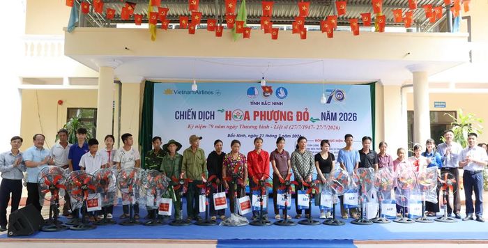 Ban tổ chức tặng quà cho người có hoàn cảnh khó khăn trên địa bàn.