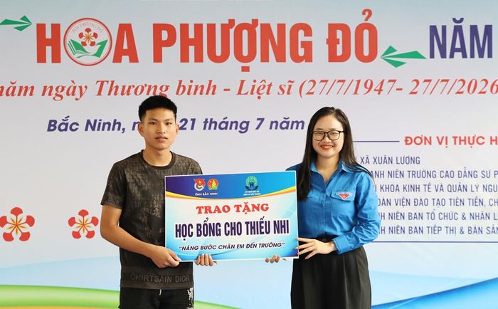 Đại diện Tỉnh đoàn, Hội đồng Đội tỉnh trao học bổng "Nâng bước em tới trường" cho học sinh vượt khó học giỏi.