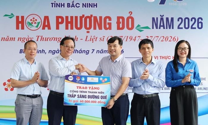 Ban tổ chức trao tặng công trình thanh niên "Thắp sáng đường quê" cho xã Xuân Lương.