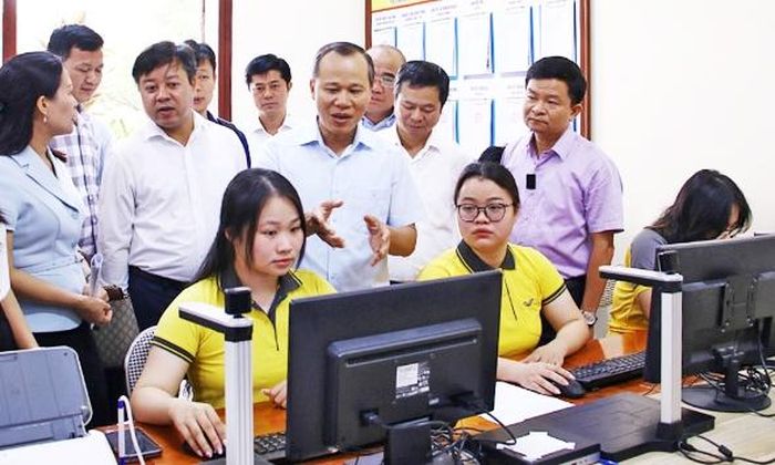 Đồng chí Mai Sơn, Phó Chủ tịch Thường trực UBND tỉnh kiểm tra việc vận hành thử nghiệm mô hình “Trợ lý Nhân dân” tại phường Song Liễu.