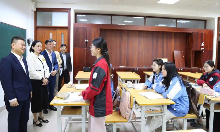 Đồng chí Bạch Đăng Khoa, Phó Giám đốc Sở Giáo dục và Đào tạo Bắc Ninh động viên các em học sinh ôn thi quốc gia tại Trường Trung học phổ thông Chuyên Bắc Ninh.