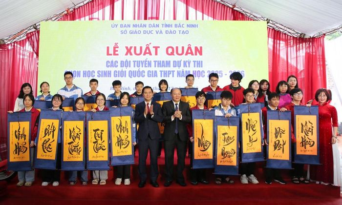 Phó Chủ tịch UBND tỉnh Lê Xuân Lợi và Giám đốc Sở Giáo dục và Đào tạo Bắc Ninh Tạ Việt Hùng chúc mừng các em học sinh tại Lễ xuất quân các đội tuyển tham dự Kỳ thi chọn học sinh giỏi quốc gia năm học 2025-2026 tại Văn miếu Bắc Ninh (ngày 13/12/2025).
