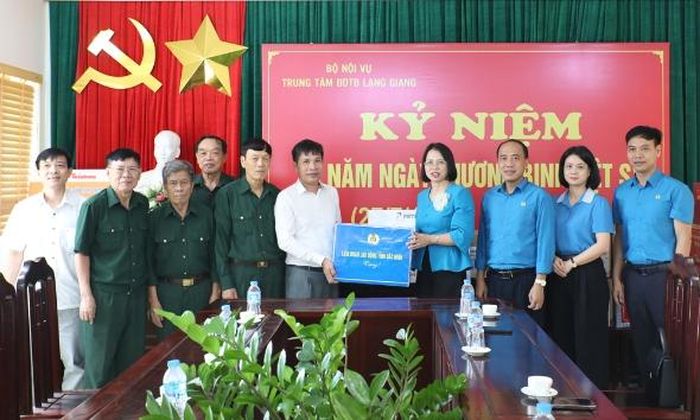 Đại diện lãnh đạo Liên đoàn Lao động tỉnh tặng quà Trung tâm Điều dưỡng thương binh Lạng Giang.